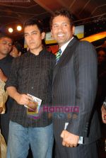 Aamir Khan, Sachin Tendulkar at CNN IBN heroes event in Trident, Mumbai on 10th March 2010 (6).JPG